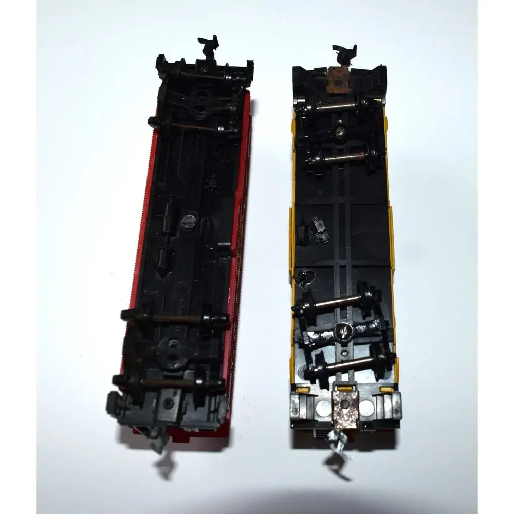 Lot of 2 HO Scale Caboose Cars Santa Fe ATSF 999523 Chessie B&O 3358 Vintage
